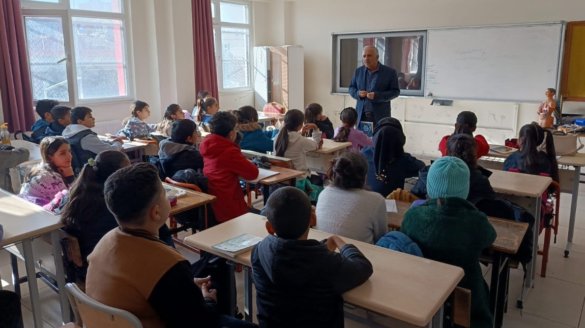 DEĞERLİ YAZARIMIZ ÖĞRENCİLERİMİZLE BULUŞTU